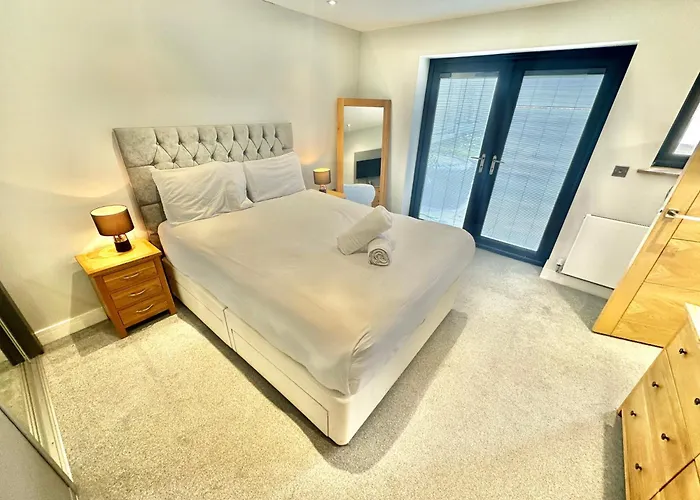 Spacious Modern Bungalow With Garden, Hot Tub, Gas Bbq And Sky Sports!