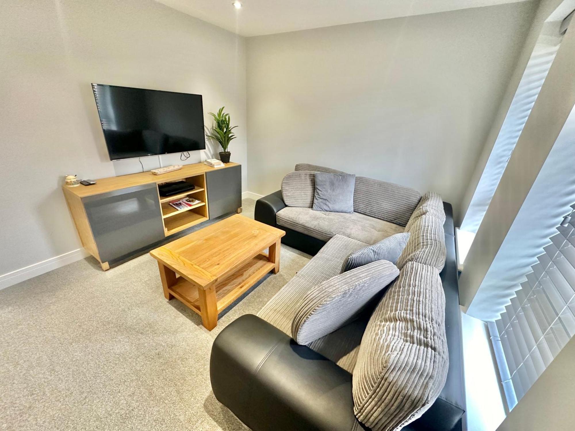 Spacious Modern With Garden, Hot Tub, Gas Bbq And Sky Sports! Holiday home *