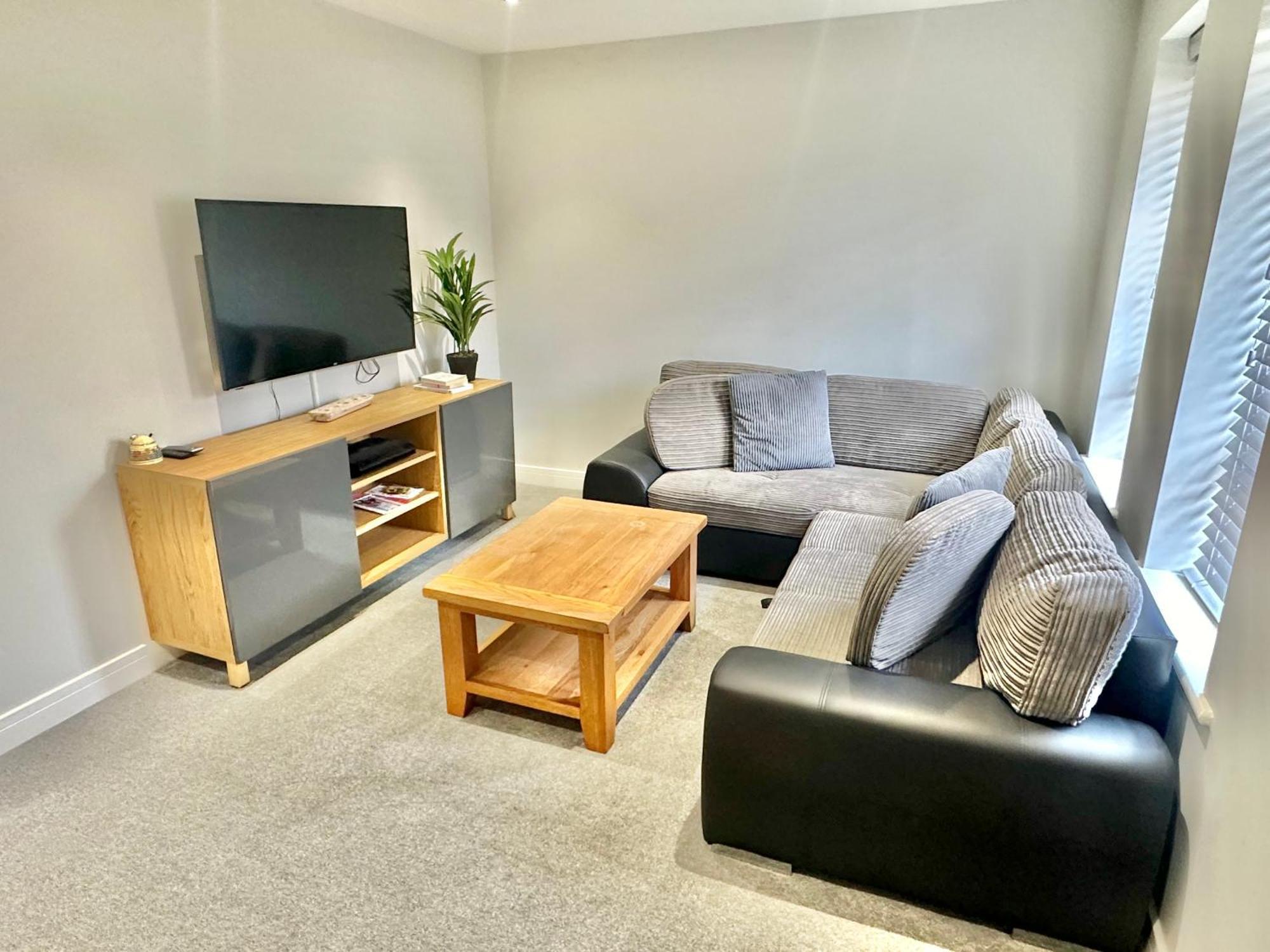 Spacious Modern With Garden, Hot Tub, Gas Bbq And Sky Sports! Holiday home