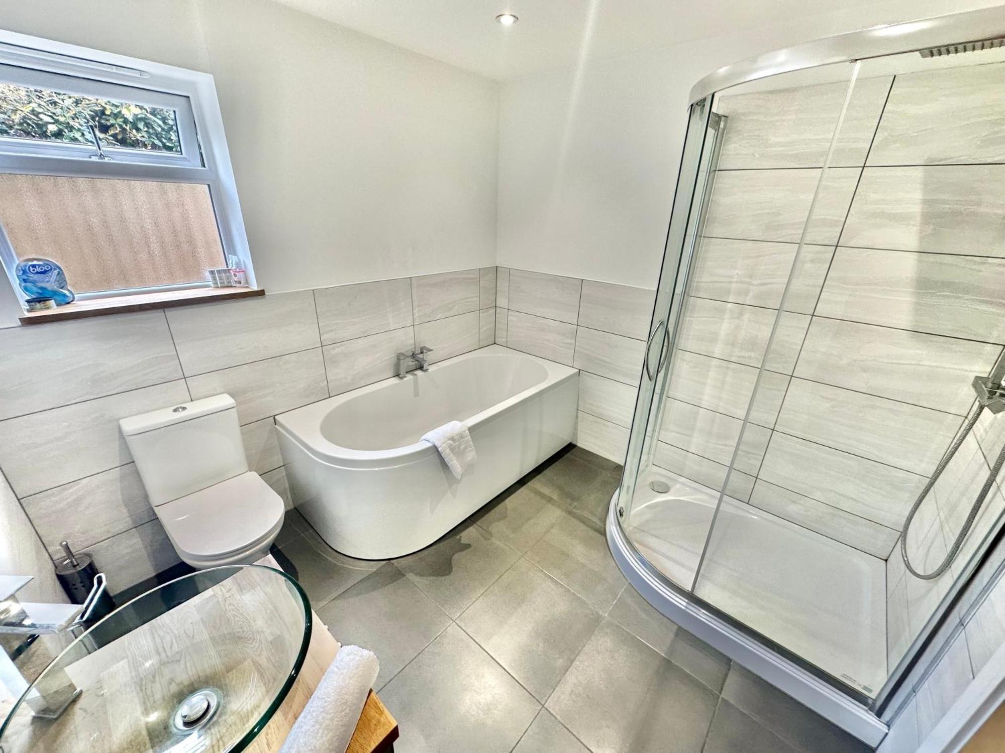 Spacious Modern With Garden, Hot Tub, Gas Bbq And Sky Sports! Holiday home *