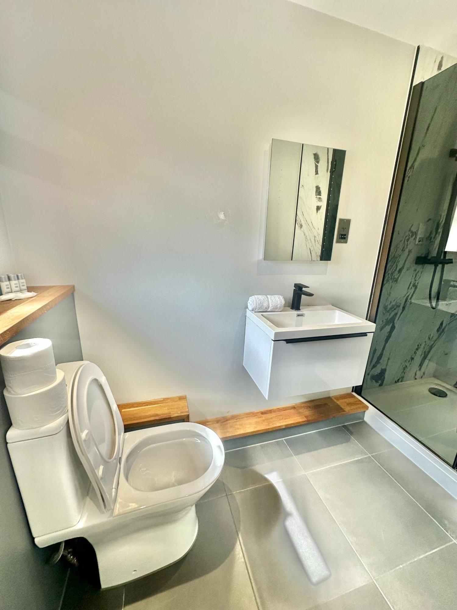 Spacious Modern With Garden, Hot Tub, Gas Bbq And Sky Sports!