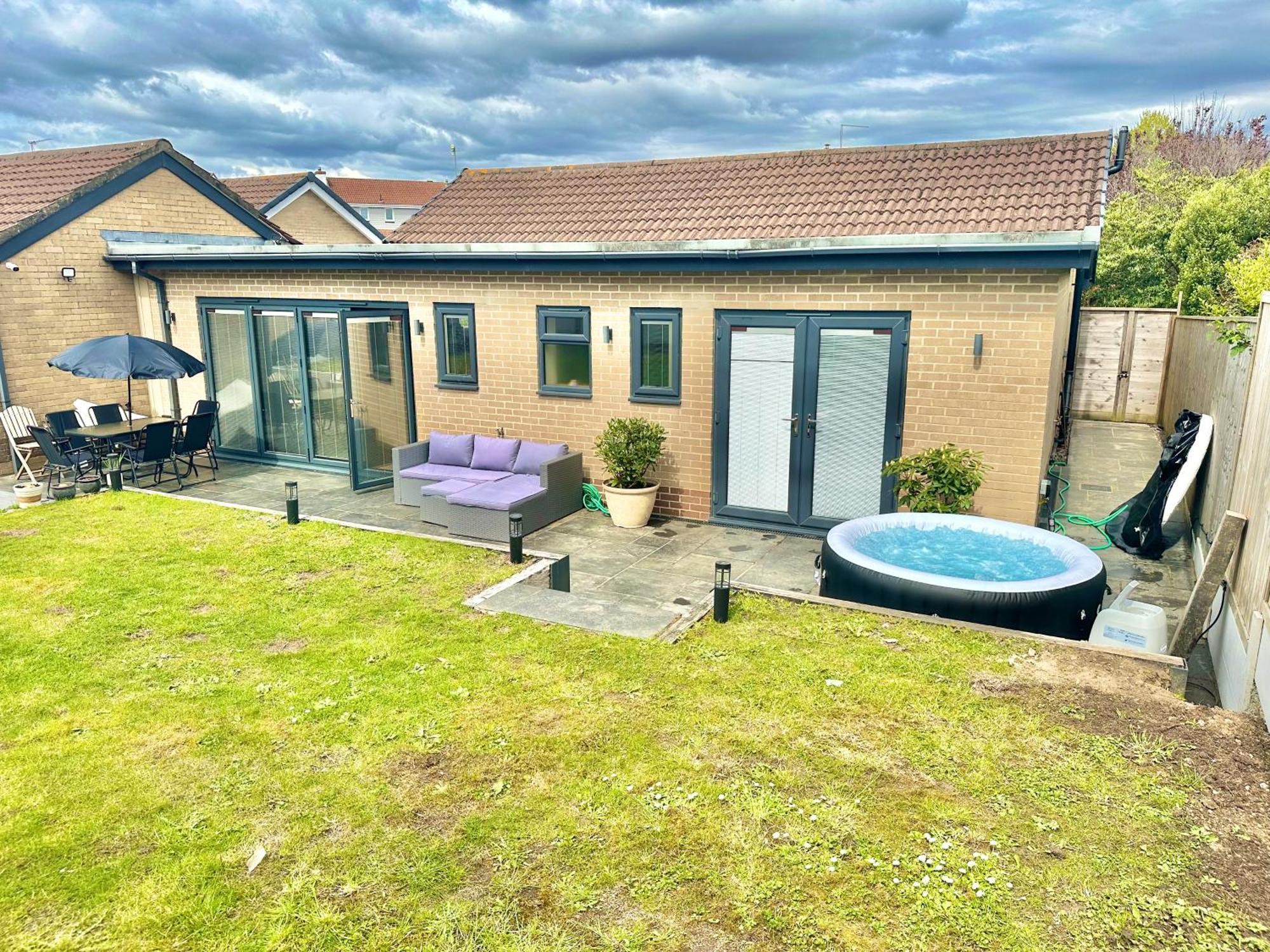 Holiday home Spacious Modern With Garden, Hot Tub, Gas Bbq And Sky Sports! *