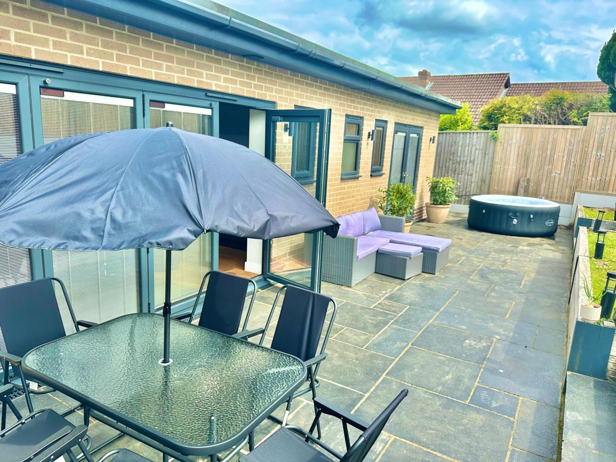Spacious Modern With Garden, Hot Tub, Gas Bbq And Sky Sports! Holiday home